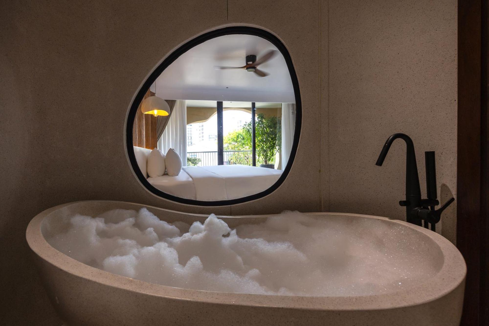 SUITE GARDEN BALCONY BATHTUB